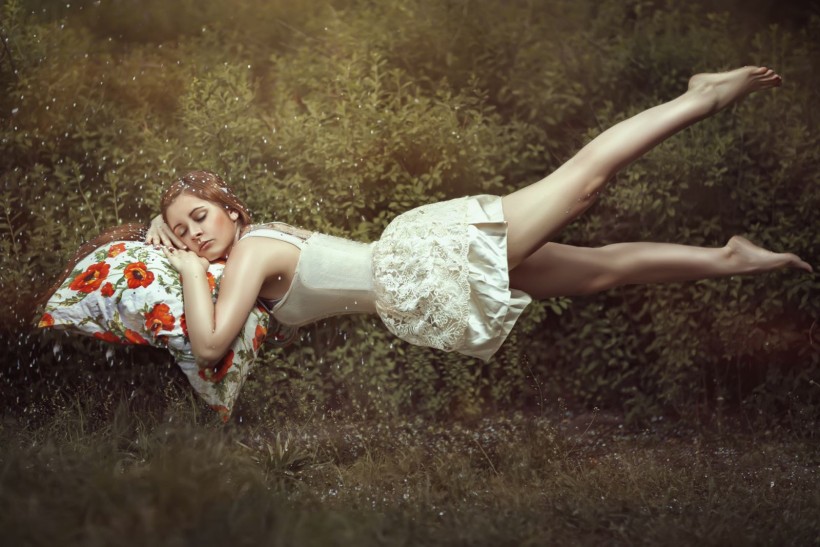 woman-floating-in-dream